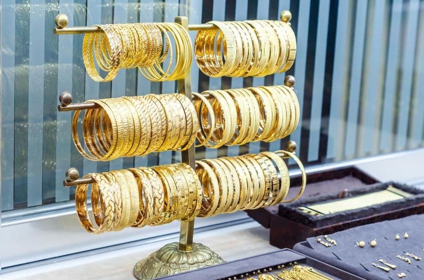 Pulseras de oro disponibles en una joyería de Dubái.