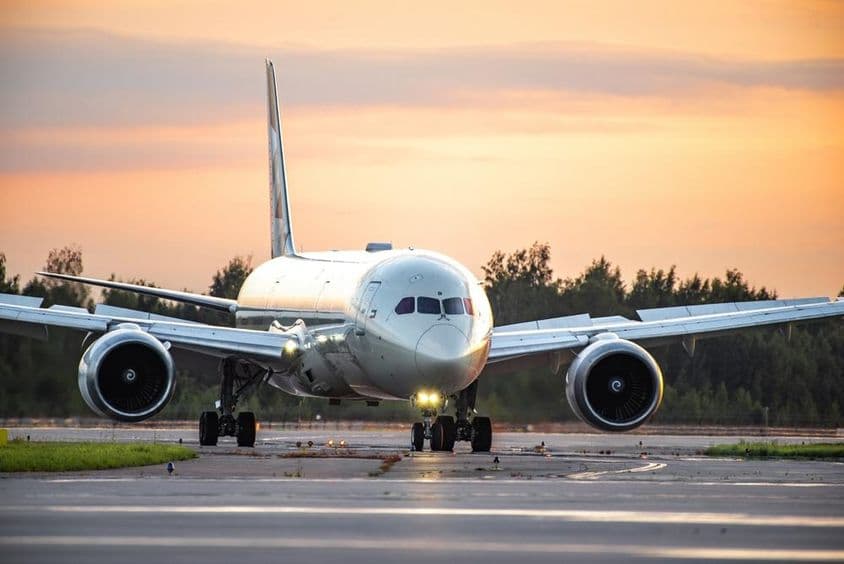 Boeing 787-8 Dreamliner de Etihad Airways rodando en la pista.