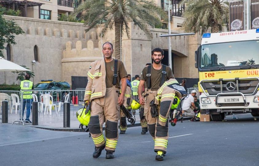 Bomberos en Dubái extinguiendo un incendio exitosamente contenido.
