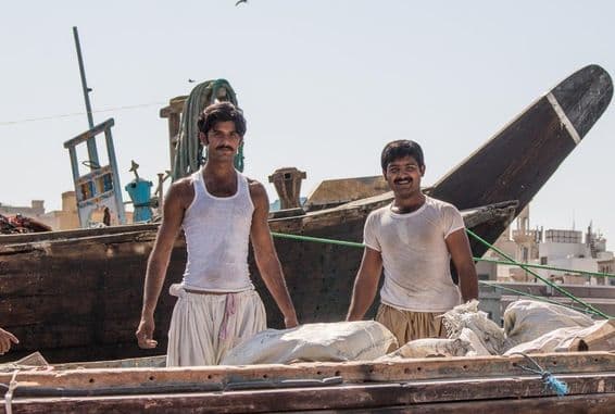 Trabajadores paquistaníes trabajando por la mañana.