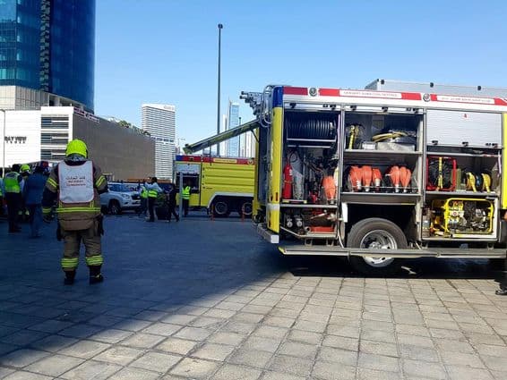 Jefe de bomberos de Dubai cerca de un camión de bomberos durante una práctica.