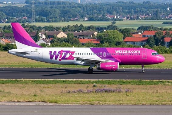 Avión Airbus A320-200 de Wizz Air de Hungría con matrícula HA-LPO.