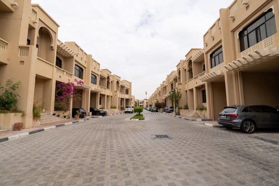 Calle residencial tranquila en el complejo Al Bateen Living, Abu Dhabi.