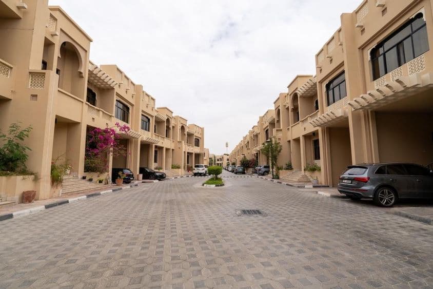 Calle residencial tranquila en el complejo Al Bateen Living, Abu Dhabi.