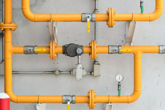 Tubería de gas en la pared de color amarillo.