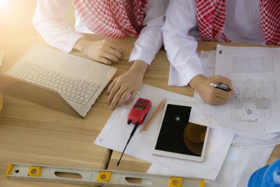 Un ingeniero árabe trabajando en un escritorio.