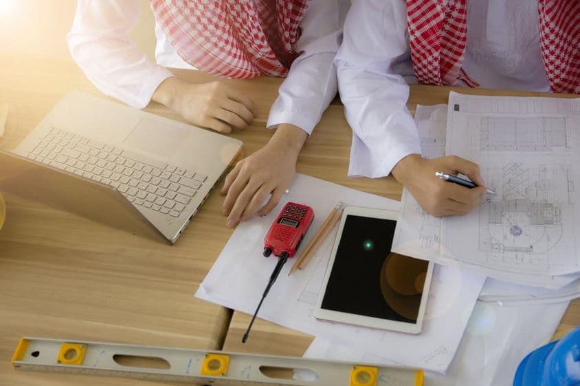 Un ingeniero árabe trabajando en un escritorio.