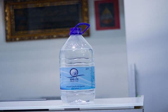 Agua de ZamZam pura almacenada en una botella.