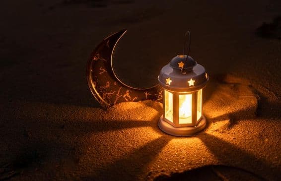 Linterna y luna creciente sobre arena, Año Nuevo Islámico.