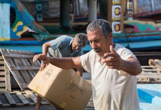 Trabajador iraní masculino de tripulación en un barco en el Dubai Creek.