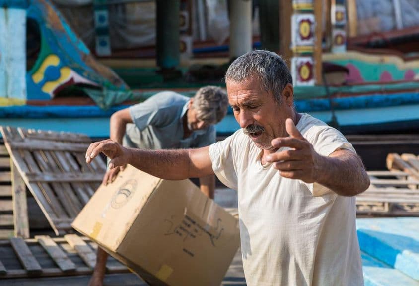 Trabajador iraní masculino de tripulación en un barco en el Dubai Creek.