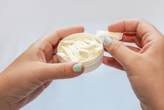 Bolsitas de snus, parches de nicotina en manos.