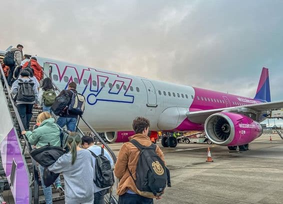 Mochileros abordando un avión de la aerolínea Wizz Air