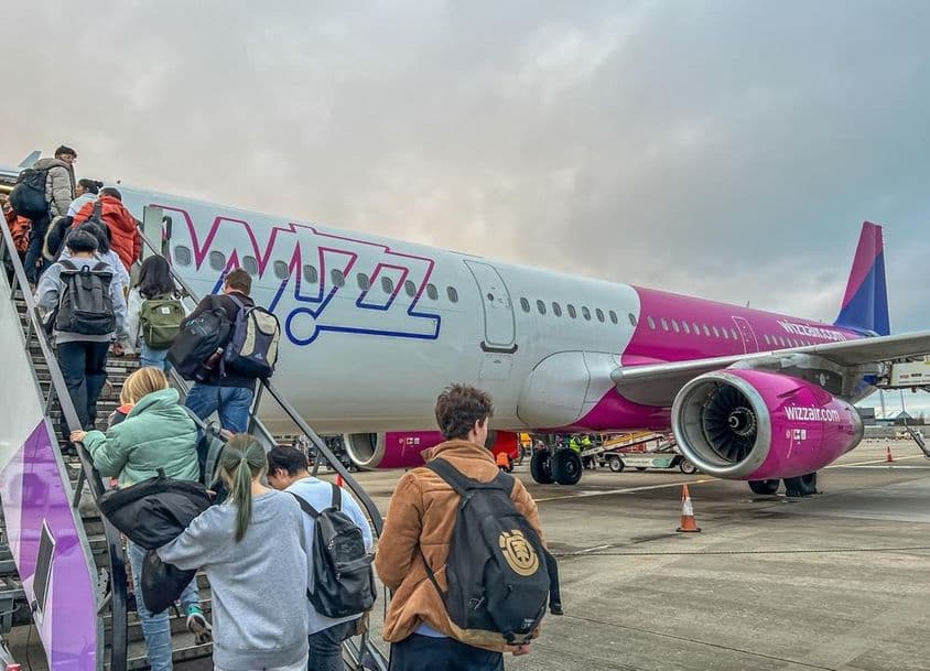 Mochileros abordando un avión de la aerolínea Wizz Air
