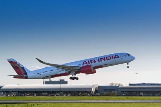 Un Airbus A350 operado por Air India despegando del Aeropuerto de Londres Heathrow.