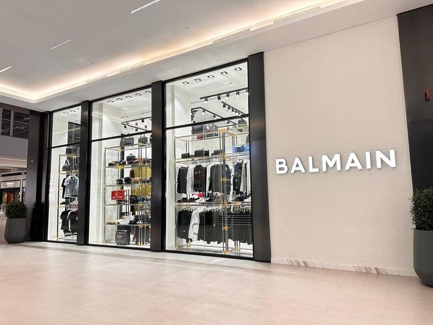 La colección de ropa de lujo Balmain en el centro comercial Dubai Mall.