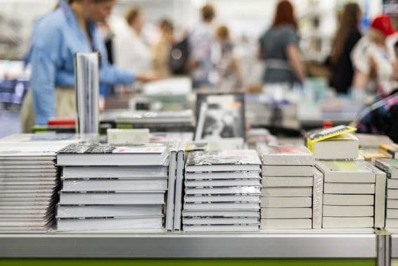 Visitante interesado en libros, XIX Salón Internacional del Libro.