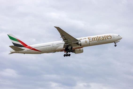 Emirates Boeing 777-31H-ER (REG: A6-EGQ) despegando.