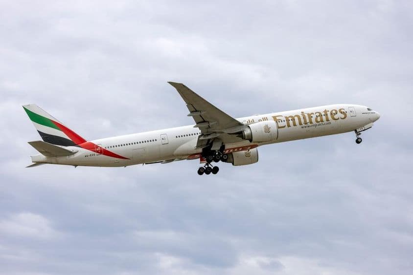 Emirates Boeing 777-31H-ER (REG: A6-EGQ) despegando.