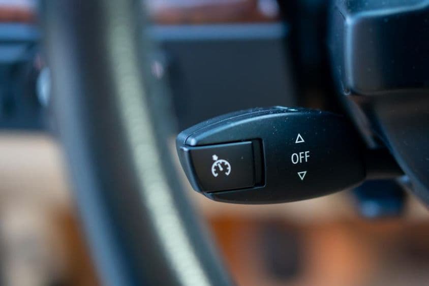 Palanca de control de crucero, encendida o apagada.
