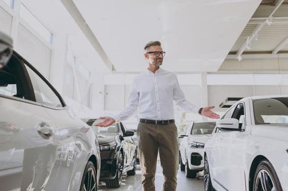 Hombre adulto rico y seguro de sí mismo comprando con una camisa clásica.