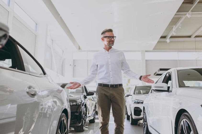 Hombre adulto rico y seguro de sí mismo comprando con una camisa clásica.