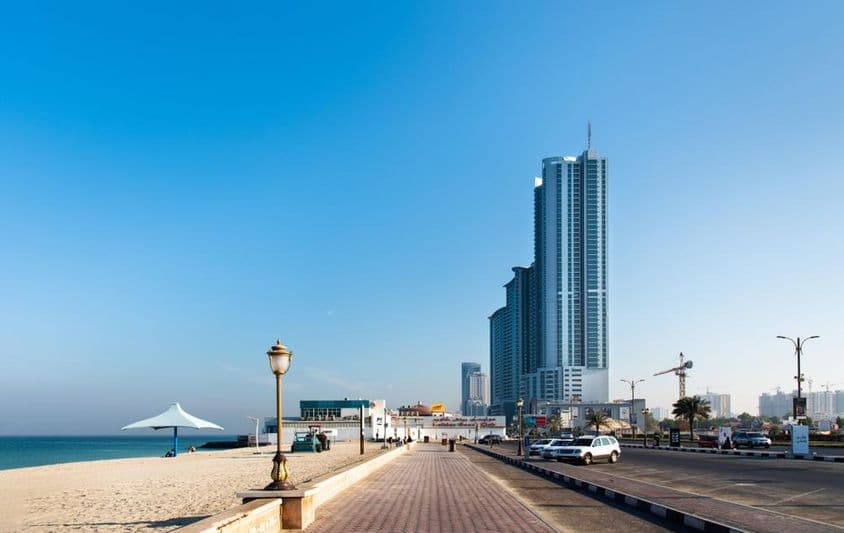 La hermosa costa de la Playa Corniche de Ajman.