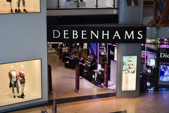 El exterior de una tienda Debenhams en un centro comercial.