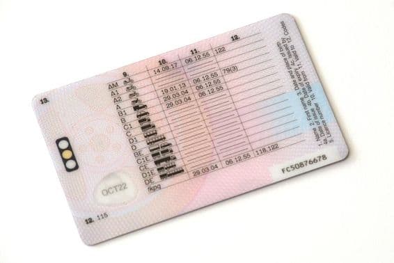 Parte trasera de una licencia de conducir de plástico.