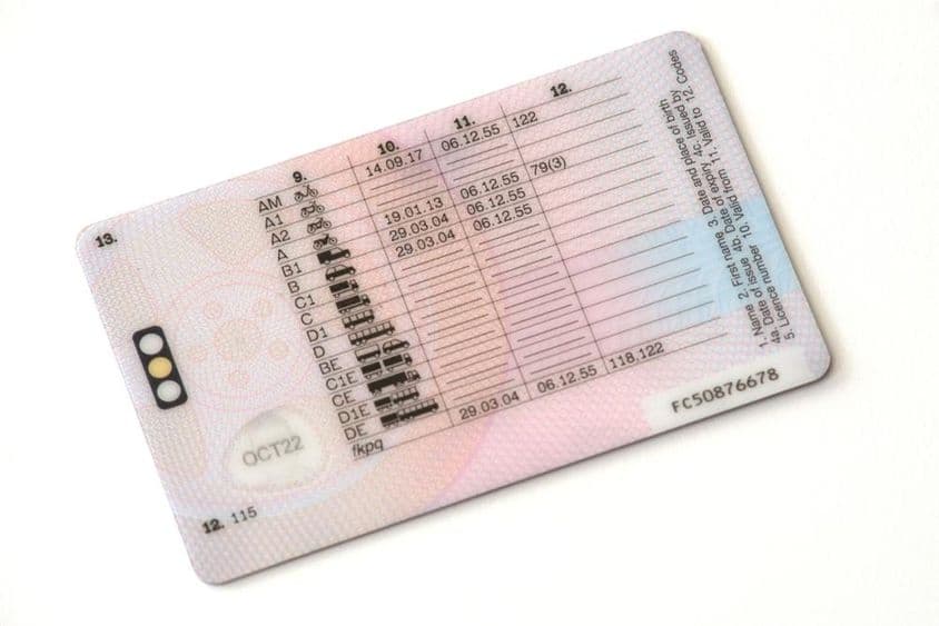Parte trasera de una licencia de conducir de plástico.