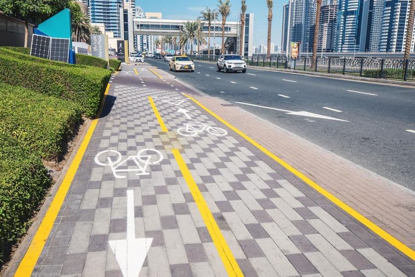 Dubái, Emiratos Árabes Unidos: Carril bici pintado de blanco en la acera.