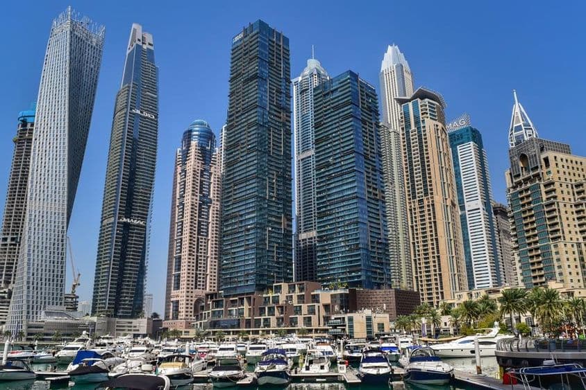 Hermosa vista de los rascacielos de la Marina de Dubái.