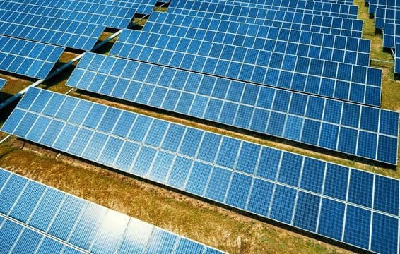 Campo de paneles solares generando energía limpia.