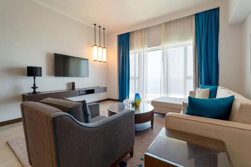 EAU, Abu Dhabi, Interior moderno de una sala de estar.