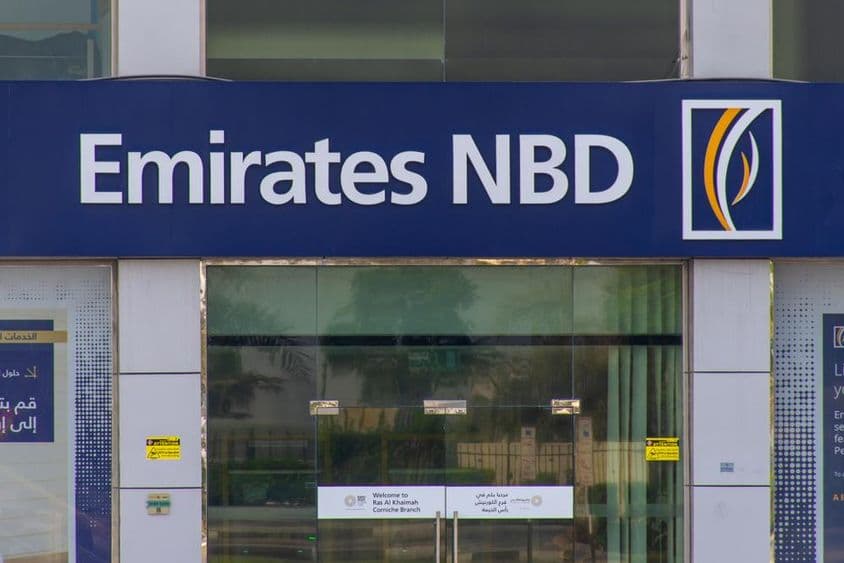 Logotipo azul de la fachada de Emirates NBD Bank PJSC en Dubái.