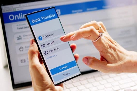 Comprobando balance de banco en línea y transfiriendo con autenticación de dos factores.