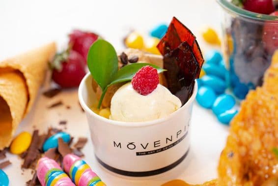 Copa de helado de vainilla Movenpick con chispas.