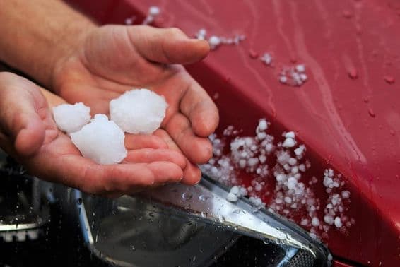 Una persona sosteniendo granizo en su mano.
