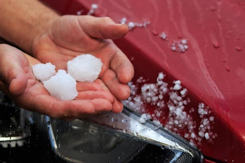 Una persona sosteniendo granizo en su mano.
