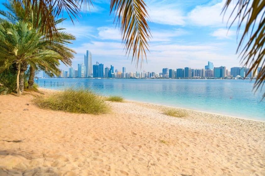 Vista desde la playa de arena de la Isla Marina Mall hacia el paseo marítimo.