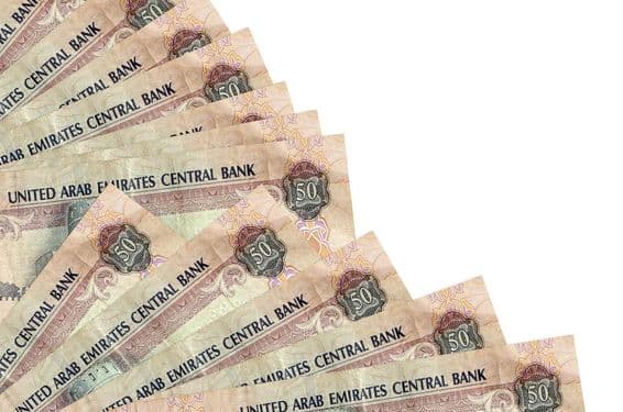 Billete de 50 dirhams de los Emiratos Árabes Unidos sobre una mesa.
