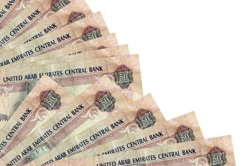 Billete de 50 dirhams de los Emiratos Árabes Unidos sobre una mesa.