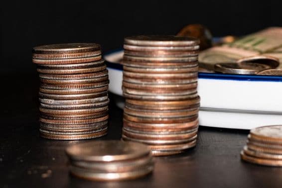 Monedas apiladas una sobre otra.