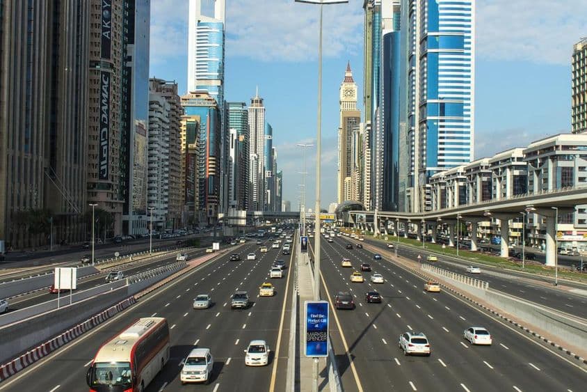 Sheikh Zayed Road en Dubái, Emiratos Árabes Unidos.