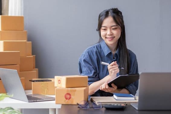 Trabajador freelance de una pequeña empresa trabajando en una oficina en casa.