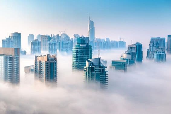 Niebla matutina sobre Dubai Marina.