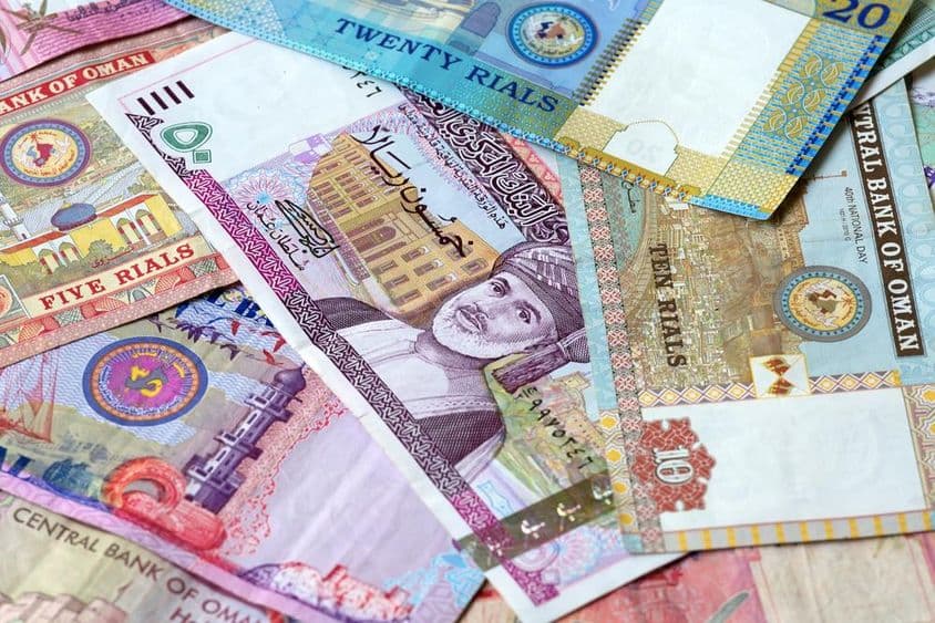 Varios billetes de rial omaní.