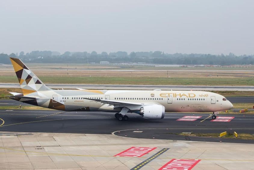 Un avión Etihad Airways Boeing 787-9 Dreamliner (A6-BLX) rodando antes de partir en el Aeropuerto de Düsseldorf.