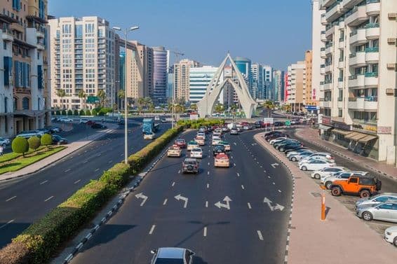 La carretera Al Maktoum y la torre del reloj de Deira en Dubái.