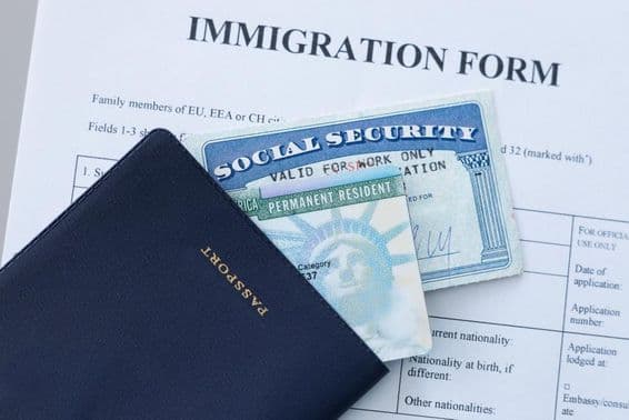 Pasaporte de EE.UU., tarjeta de seguro social, y tarjeta de residencia permanente (verde).